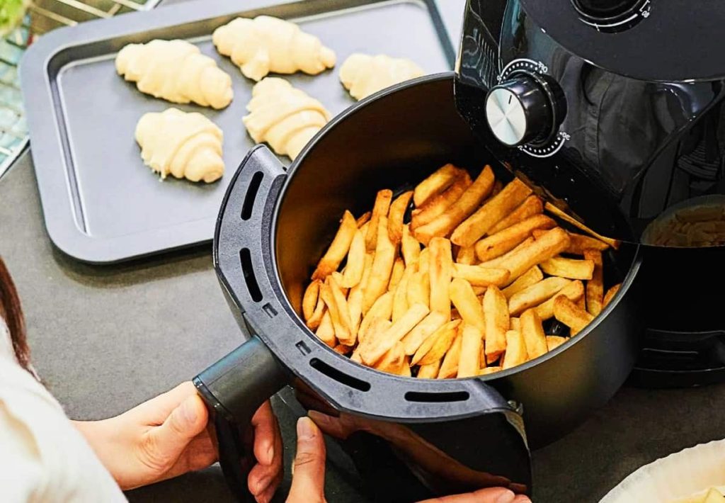 How air fryers work: convection heat circulation vs deep frying oil immersion.