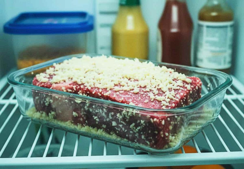 The correct technique to avoid bitterness: adding garlic during the final butter-basting instead of choosing to season steak with garlic overnight.