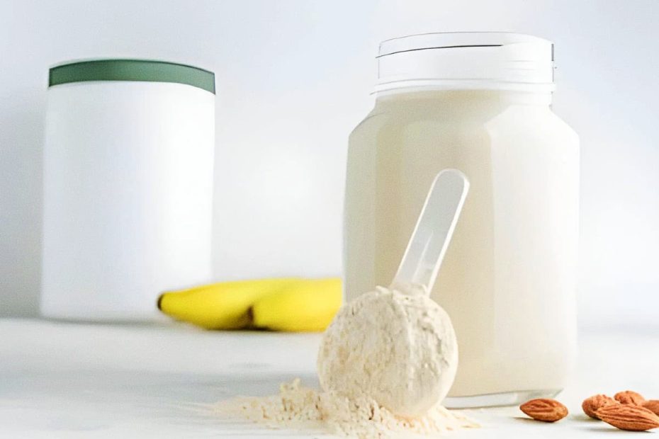 A high-resolution, minimalist close-up on a soft white background. In the foreground, a clear plastic scoop of fine creatine powder is verted, with loose powder spilled. To the right, a large glass jar of dense, creamy whole milk sits with a closed white lid. Behind are two bananas and a green-capped supplements bottle. Almonds are scattered to the far right. Natural light, clean aesthetic, emphasizing stability and raw nutrition.