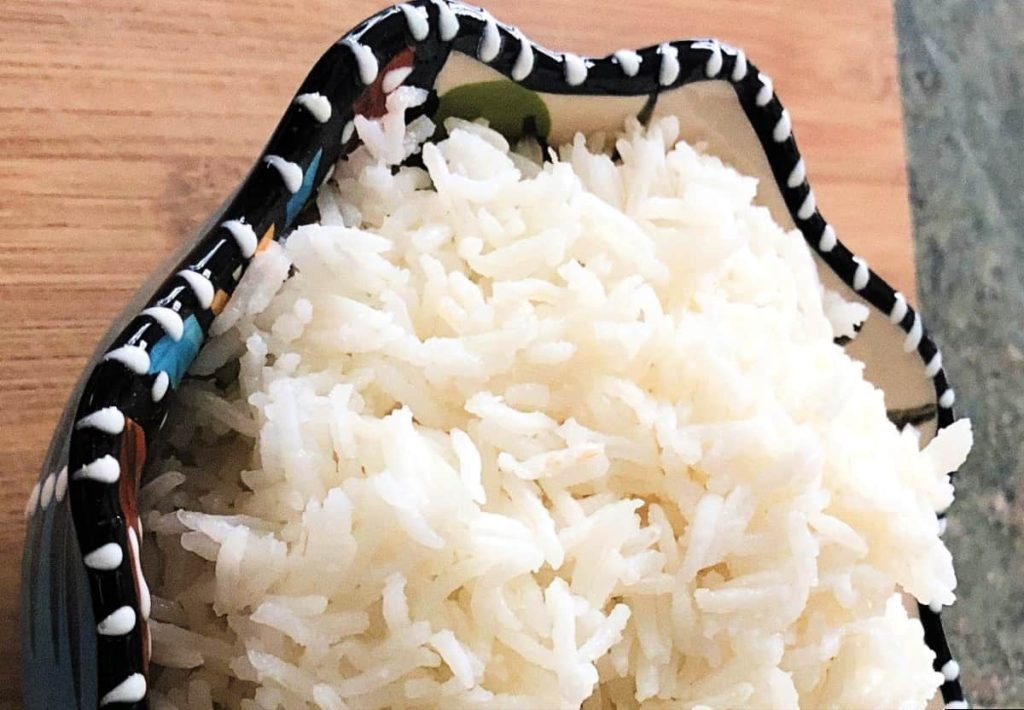 A pot of perfectly fluffy cooked rice, achieved by adding vinegar in rice during the simmering process.