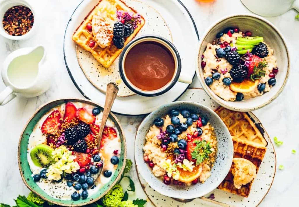An infographic showing five healthy bread replacements for breakfast, including Crepioca, Sweet Potato Toast, Cloud Bread, and Oatmeal Skillet Bread.
